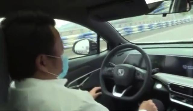 拒絕概念車PPT自動駕駛,長安量產車上路試驗,總裁親自直播